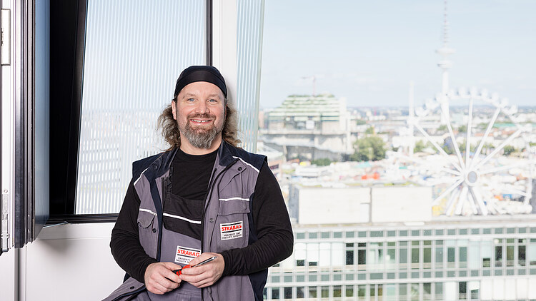 Bild von einem Hausmeister, der vor einem Fenster sitzt