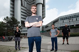 Gruppen von Servicekräften vor einem von der STRABAG PFS betreuten Gebäude