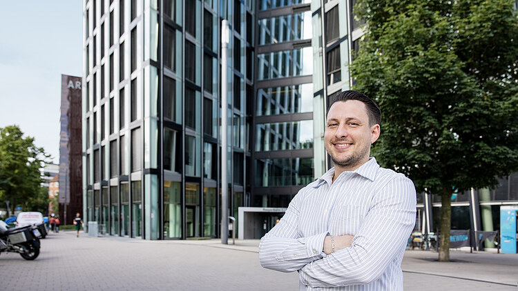 Picture of property manager Marcel in front of a high-rise building