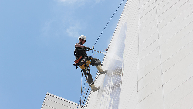 Picture of an industrial climber on a facade