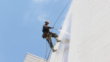 Bild eines Industriekletternden an einer Fassade