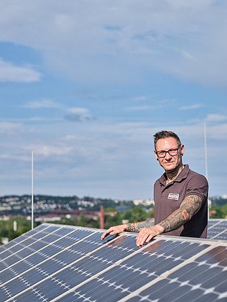 STRABAG PFS Mitarbeiter auf dem Dach eines Gebäudes mit PV-Anlage