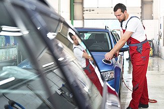 Bild von einem Mann, der ein Auto poliert